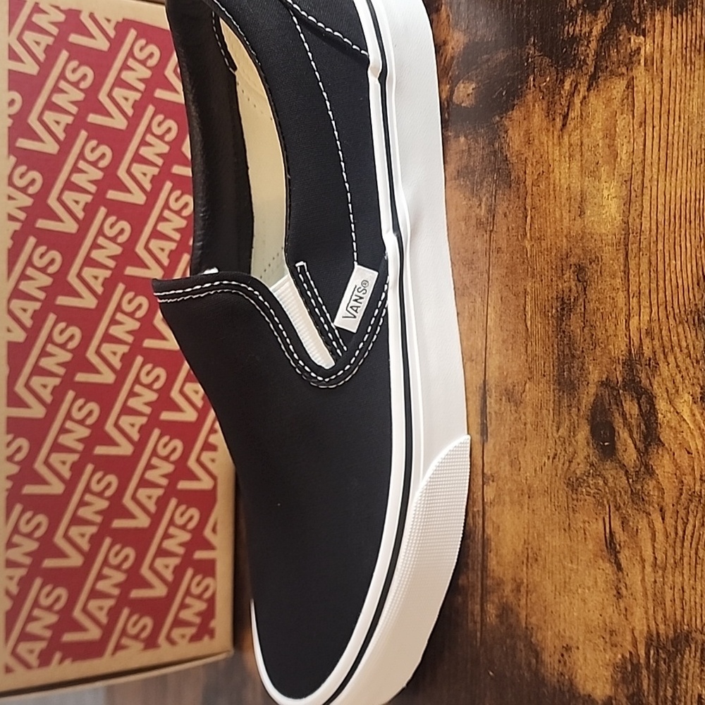 Vans Classic Slip-On Shoes - Black/White M8.5-W10 Embrace Legendary Comfort FP60 - Picture 3 of 10